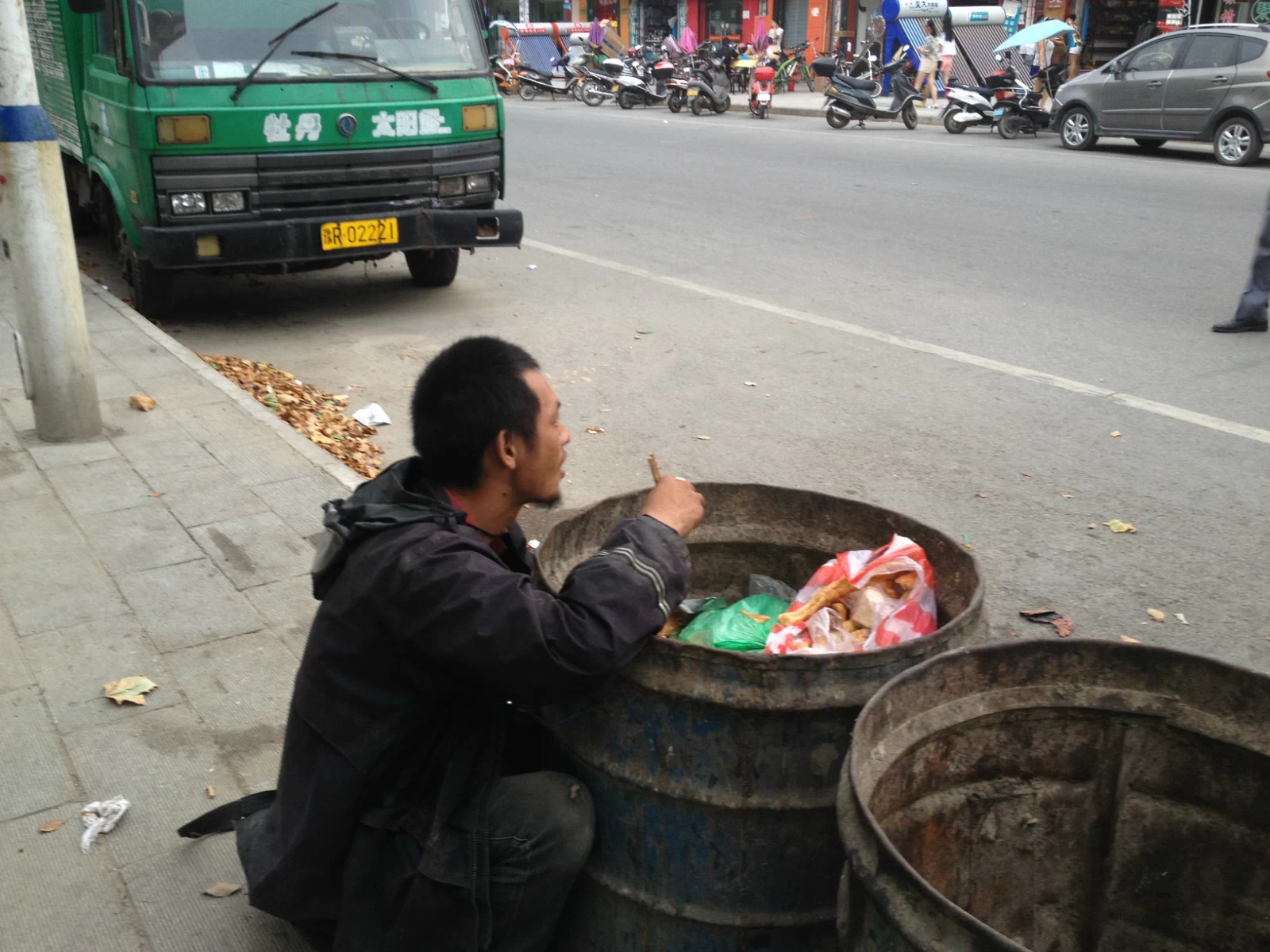 乞丐捡垃圾照片图片