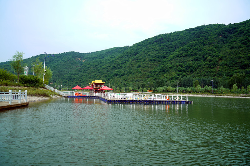 位于黄龙县城西南的龙湖景区,这个利用石堡河上游溢水坝引水形成的