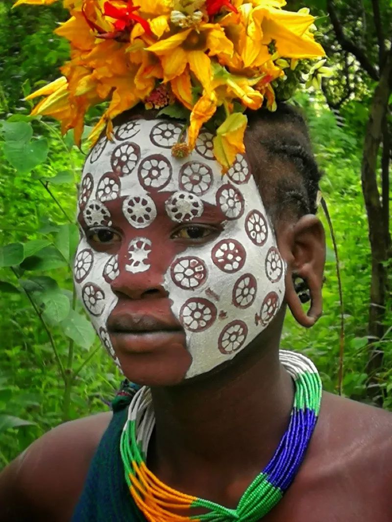 非洲脸部彩绘三条杠彩图片