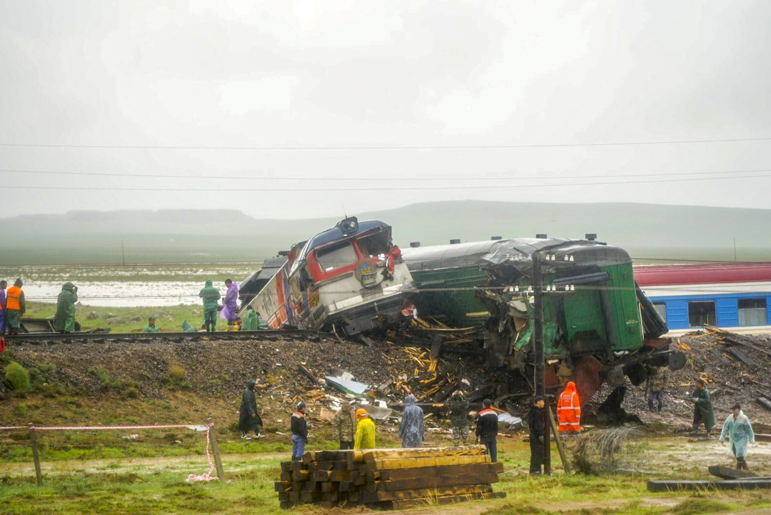 8·12蒙古列车脱轨事故图片