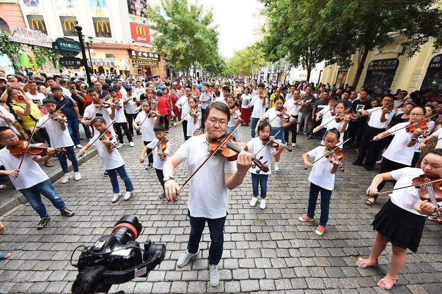百把小提琴演奏快闪秀惊艳中央大街