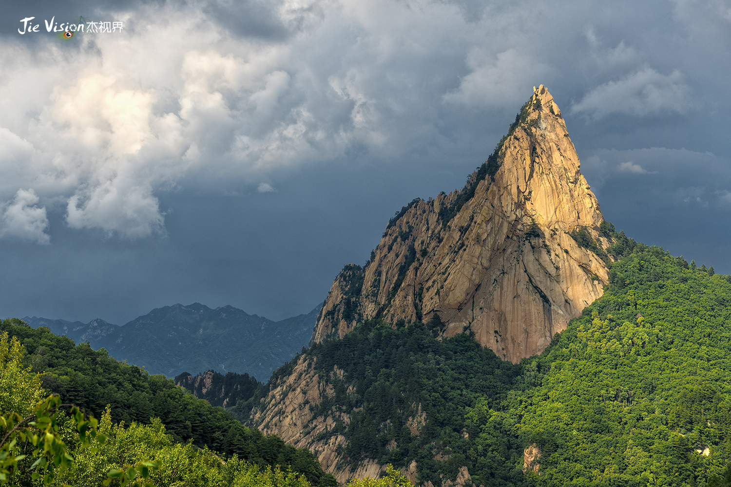 一路走下来,头顶的蓝天白云,周边群山峻岭,层层叠叠,道路弯弯曲曲