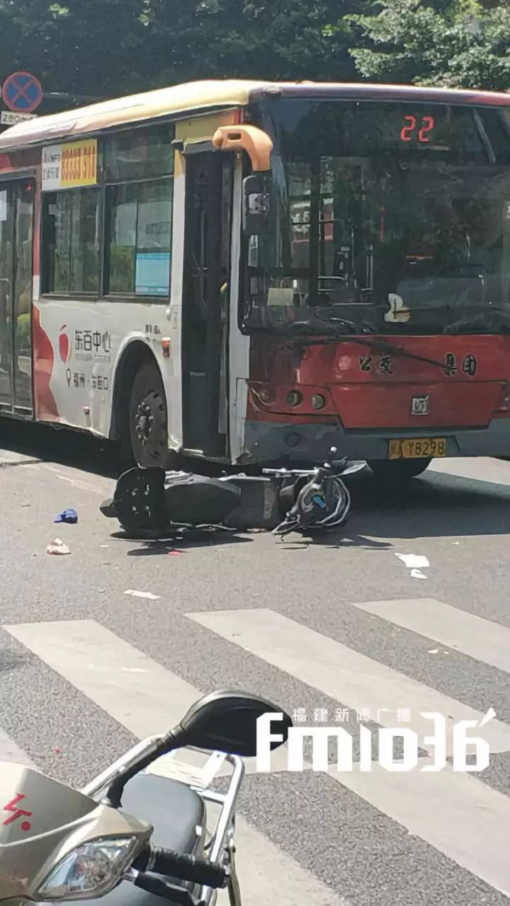 树汤路外卖员被卡公交车底,化工路大货车追尾面包车