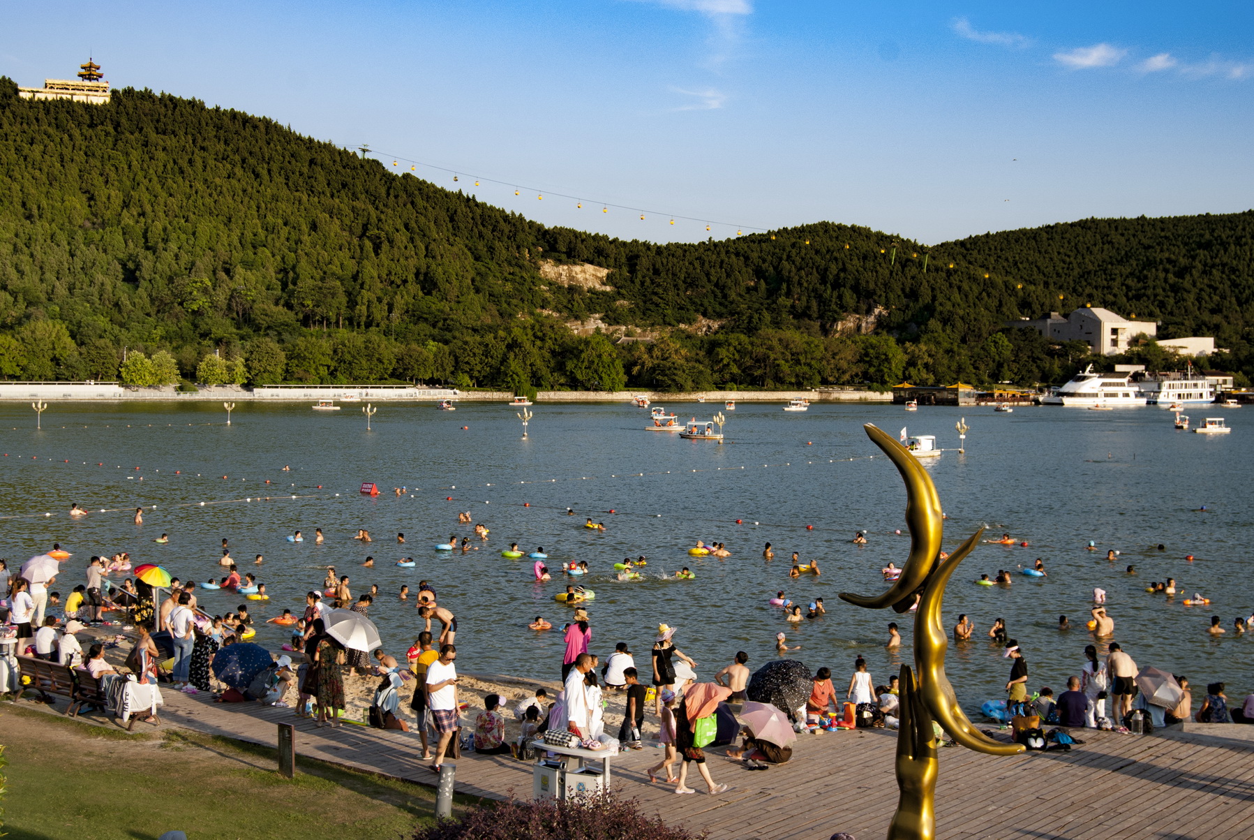 徐州云龙湖万人游泳场坐落在滨湖公园的东北角