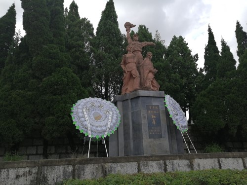 队员们鞠躬致敬烈士陵园合影小插曲——偶遇中南大学调研学生在三下乡