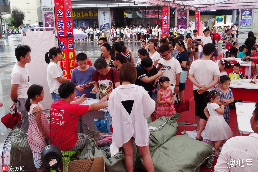 及时雨浇灭了西分村二十几天的伏旱,却给江训才的淘宝直播带来了不便