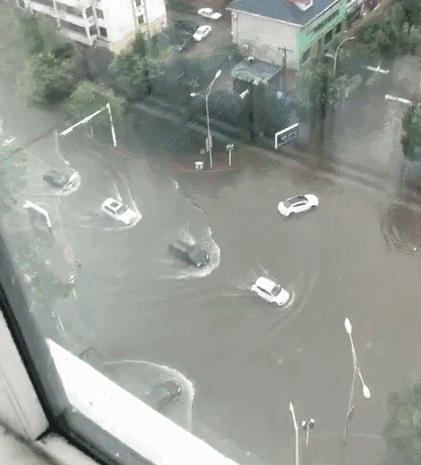 青岛栈桥被淹没台风摩羯太厉害了山东50地发布暴雨预警