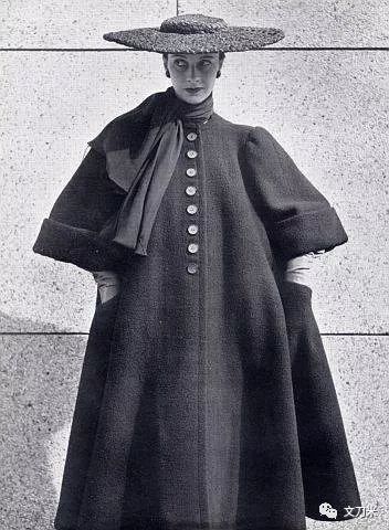 balenciaga,1951年50年代延续了40年代的古典,优雅,同时,这个年代被