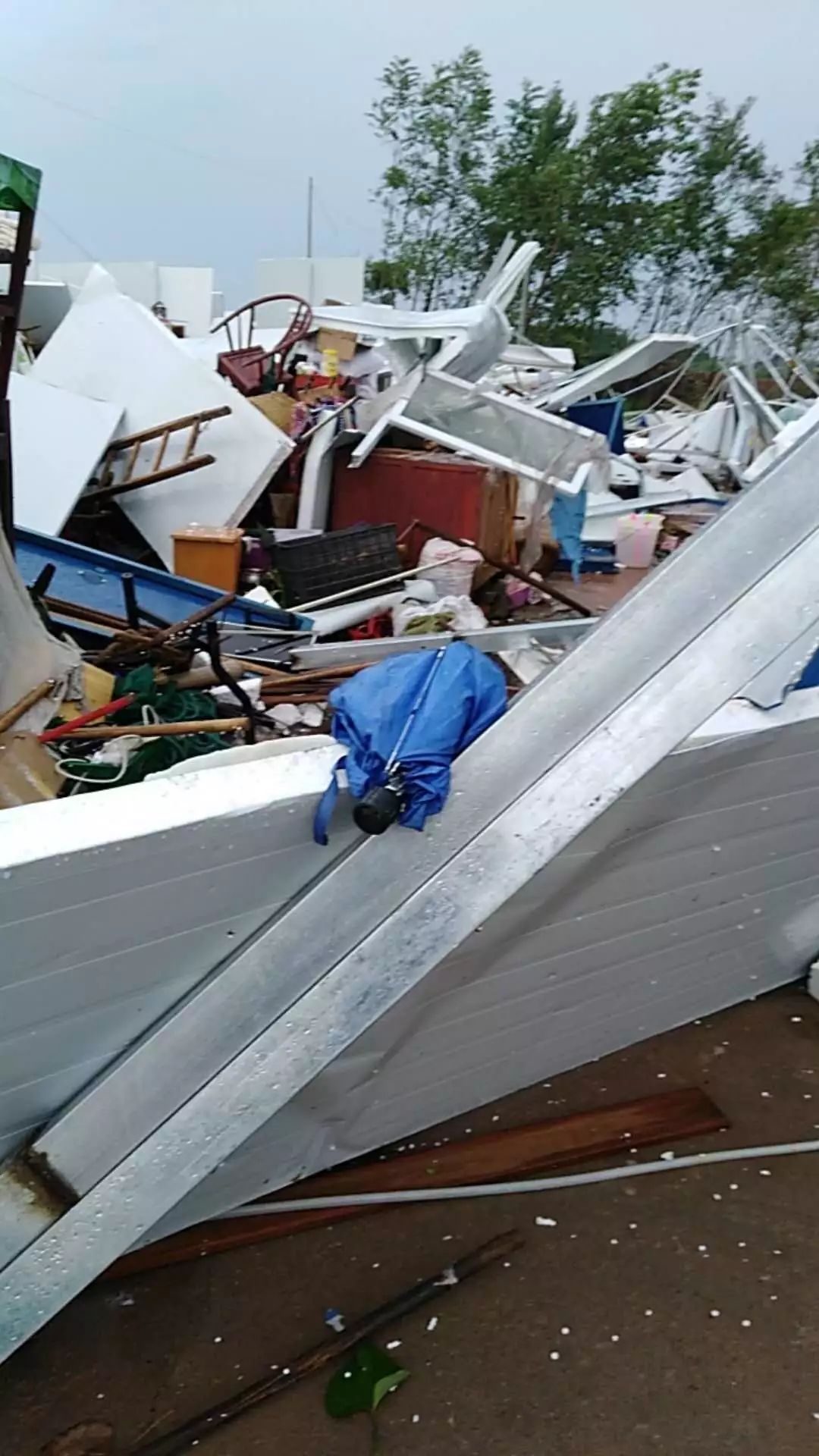 狂风大雨屋顶掀开图片图片