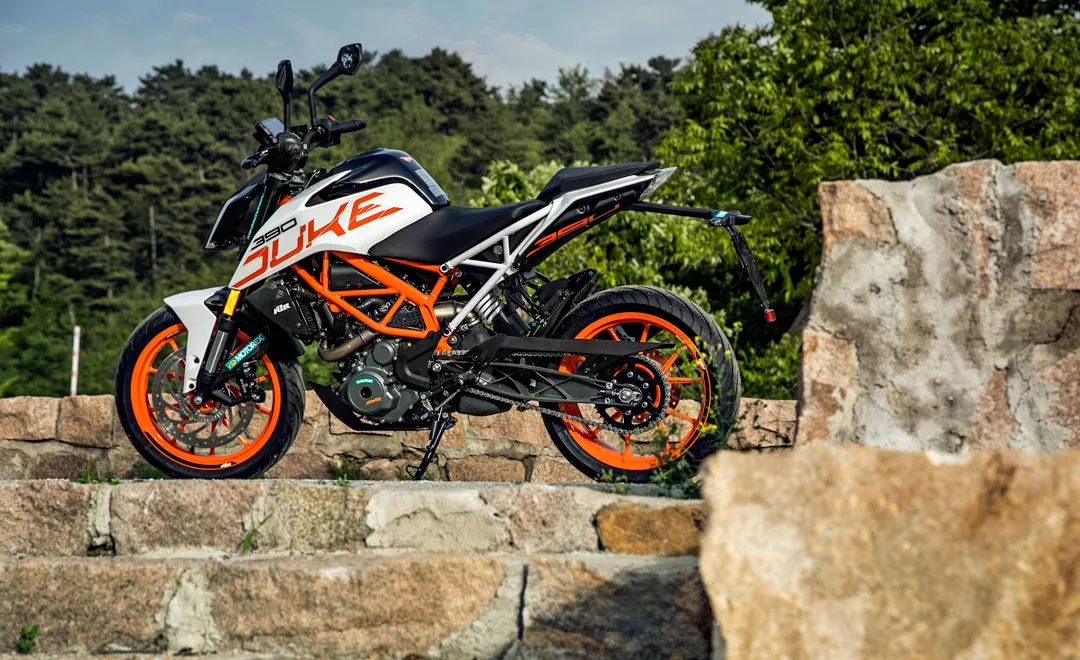 看小丙是如何評價ktm 390 duke的?