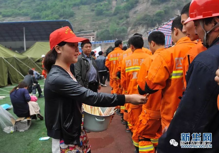 2008年汶川大地震救灾期间,入川志愿者130万人次,川内志愿者300万人次