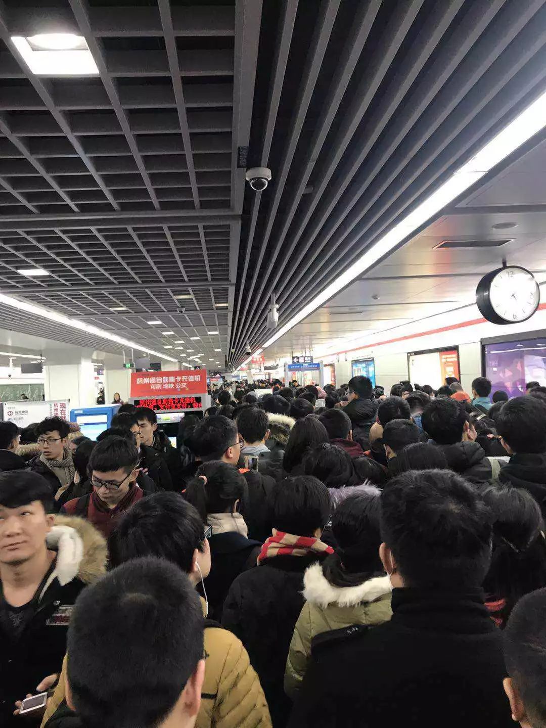 杭州地铁拥挤图片