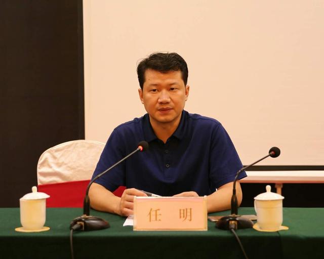 潍坊市医学会秘书长任明主持换届选举