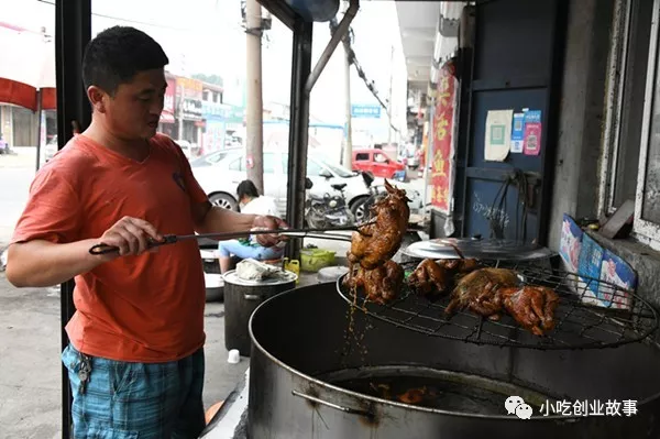 80后夫妻在小镇上卖祖传烧鸡,50元一只,人们每天排队吃!