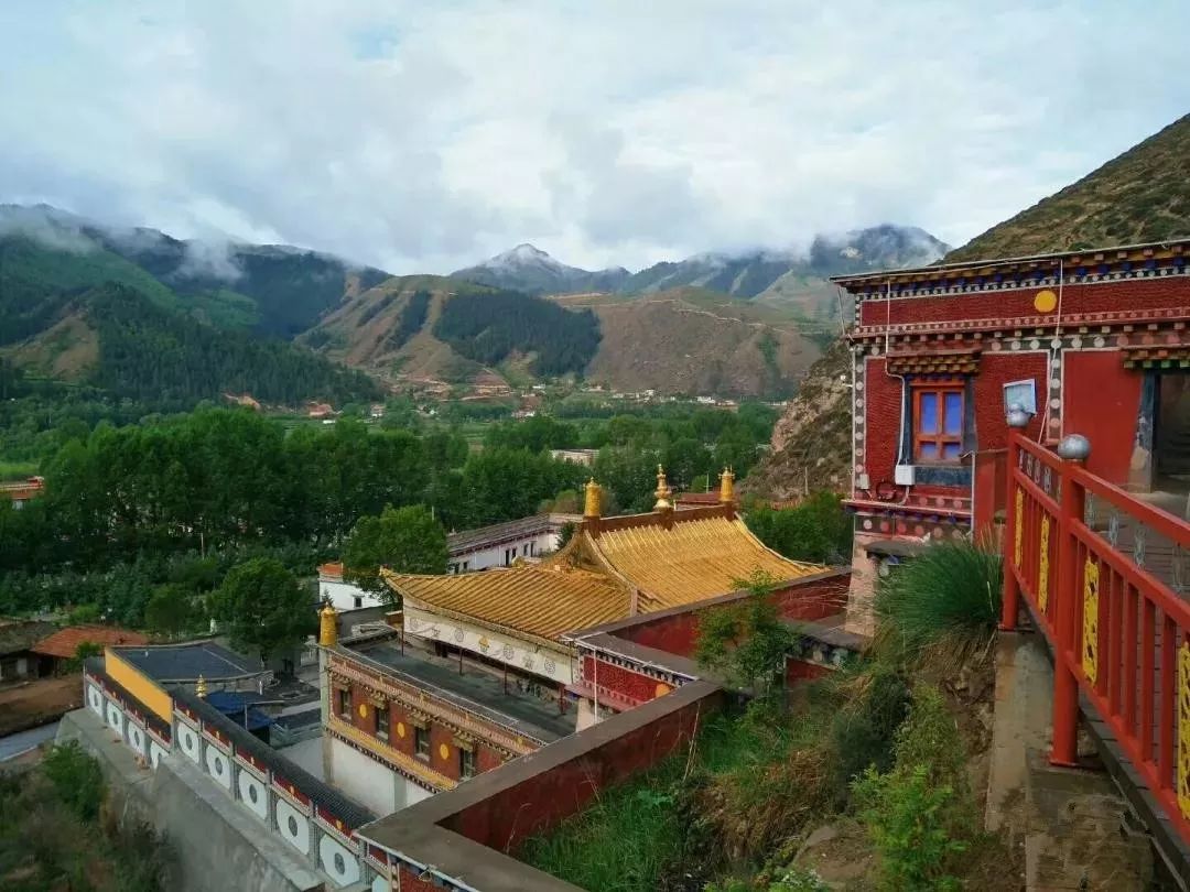 天堂鎮,天堂寺 / 牛麗華攝手弄黃花蝶繞衣