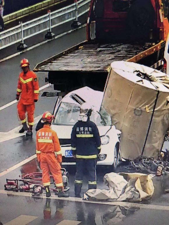 淄博发生一惨烈车祸图片