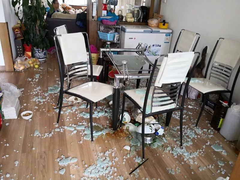 在争吵过程中,张某将家中的玻璃桌子和桌上的碗砸坏,致使赵女士及其