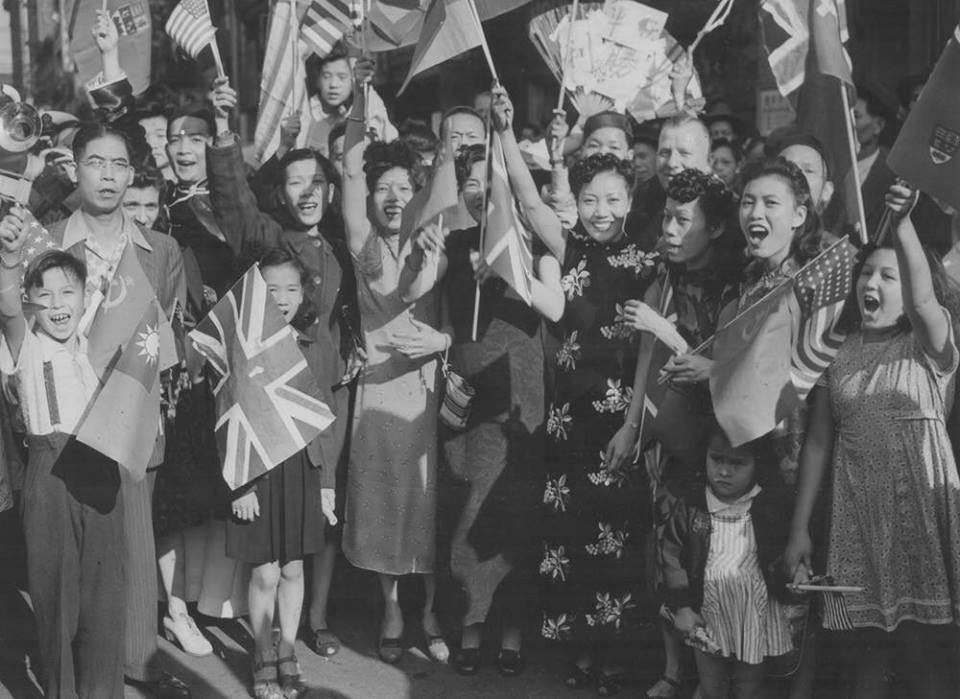 老照片: 日本鬼子投降 海外华人热烈庆祝抗战胜利