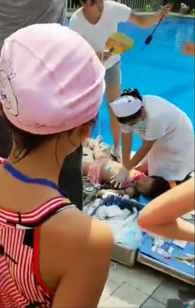 小女孩溺水抢救急救图片