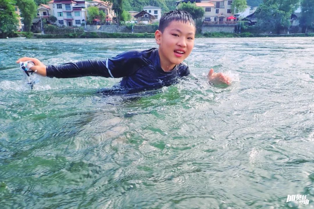 在这条河里游泳,是孩子们平日里最期待和最开心的事情