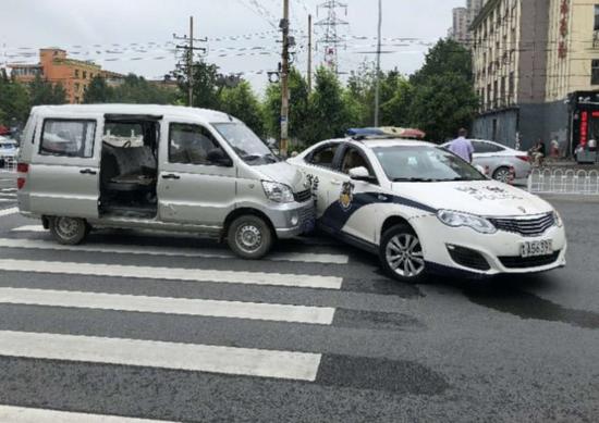 9 時許,在省會石家莊中山路東明橋前機動車道上,一輛出警的 110 警車