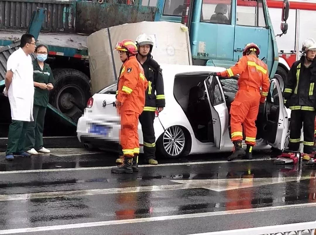 淄博发生一起因钢卷掉落碾压轿车致人死亡的交通事故!