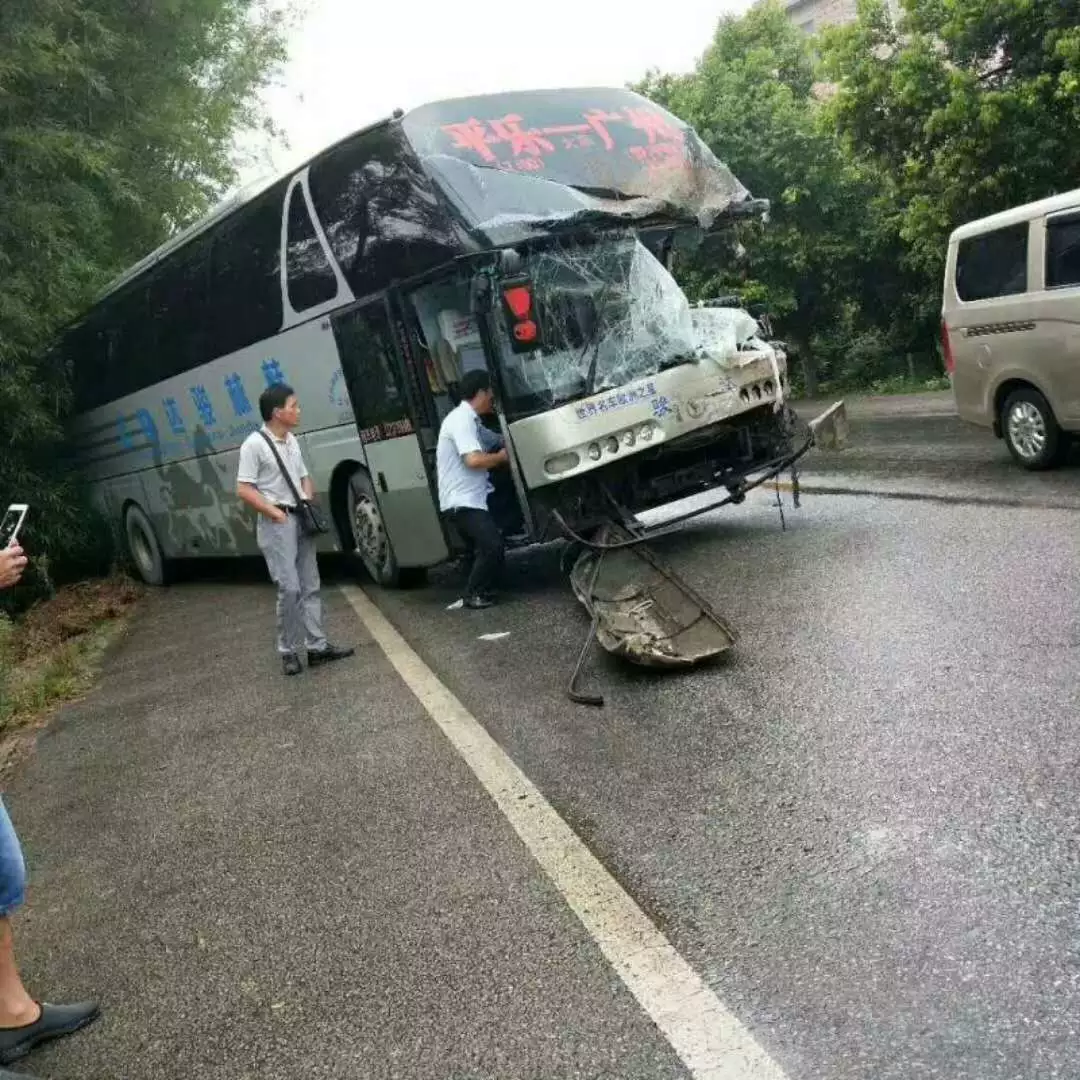 桂林某地突发车祸,大客车车头被撞得稀巴烂!