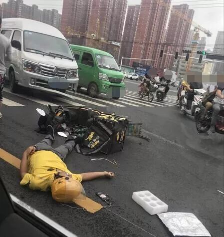 外卖骑手交通事故图片