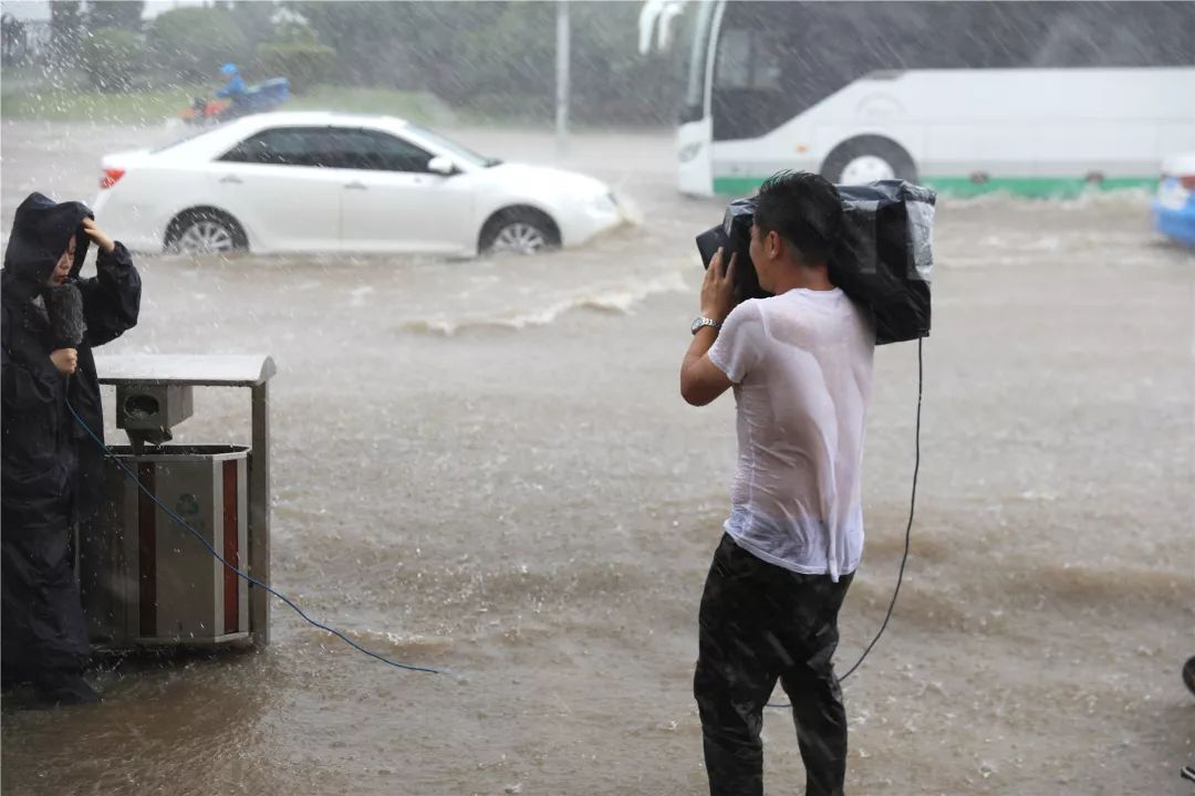 郑州暴雨感人图片图片