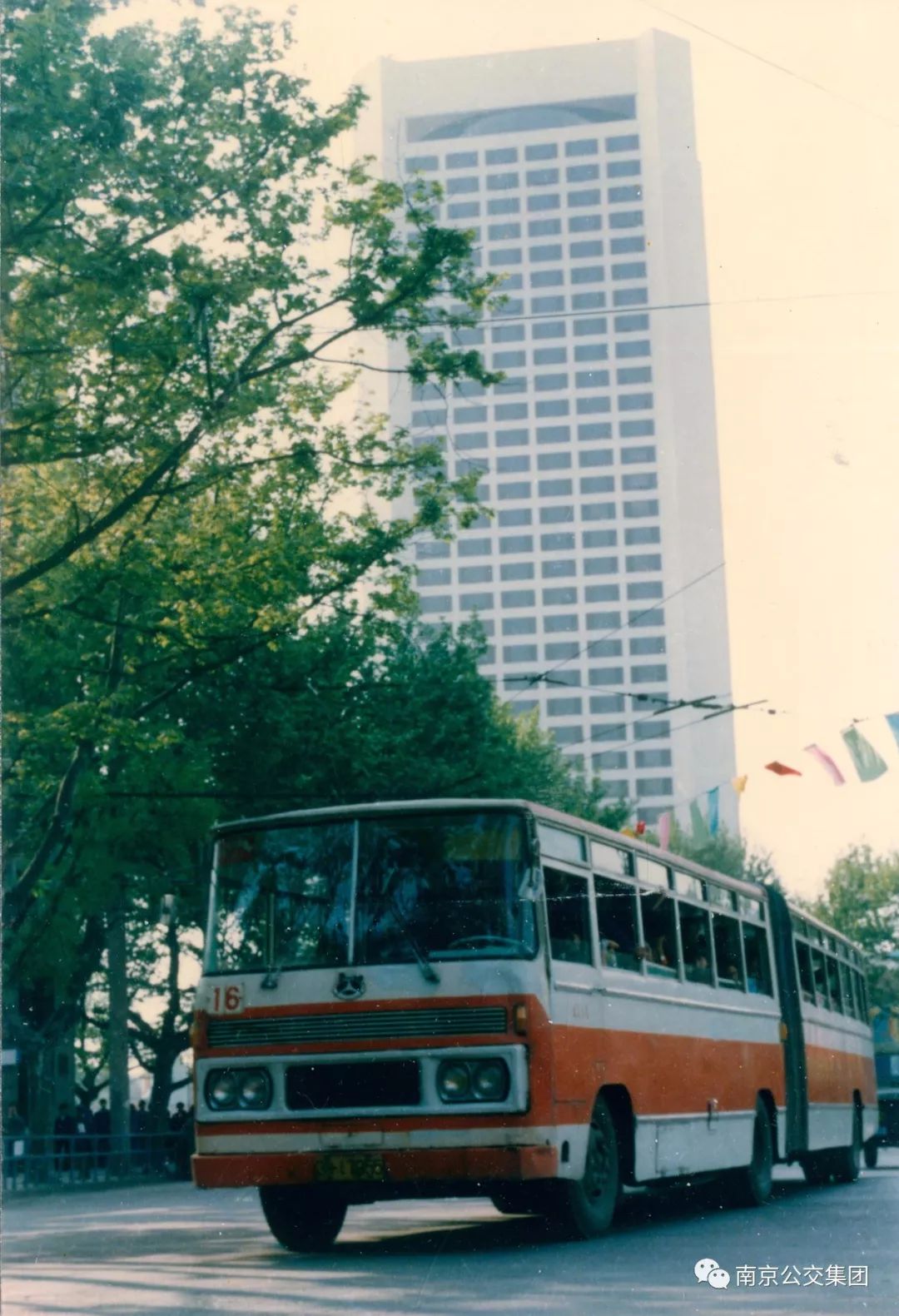 里(市公交集团)20世纪90年代中期南京长江大桥上行驶的首批双层大巴
