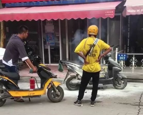 保定一外賣小哥送餐途中電動車突然起火,行人紛紛躲避