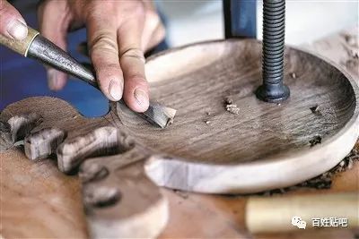 打磨定型抛光上油精心凿刻手工摆件工具繁多木工坊里创业小木马,小
