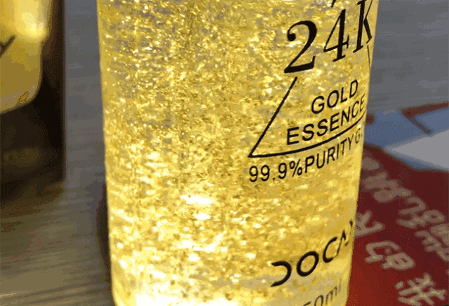 加上精华里满满的24k水溶纳米金,光看外表,也会被这闪闪发光的金子