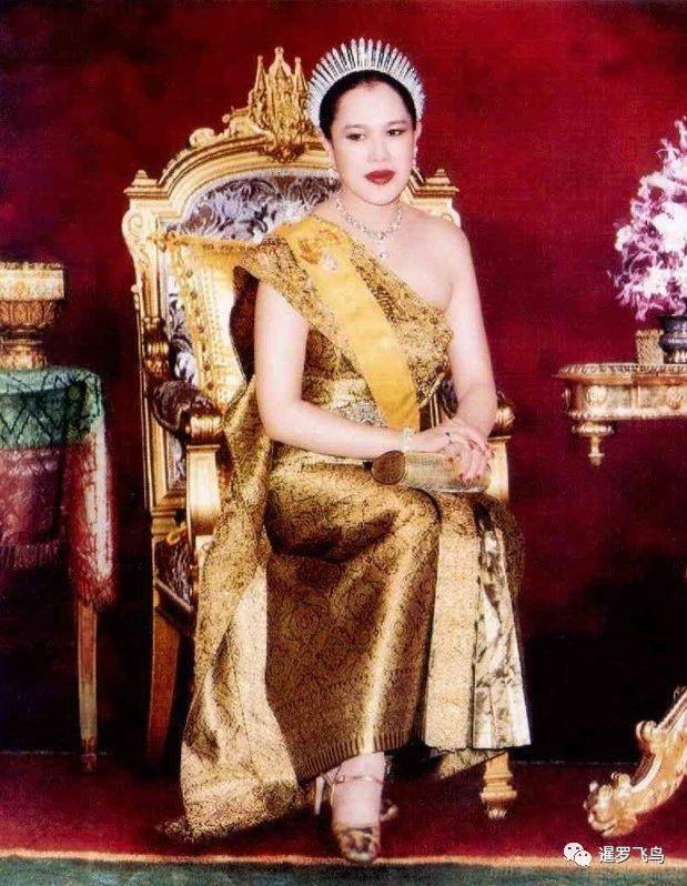 诗丽吉王后坐姿图片