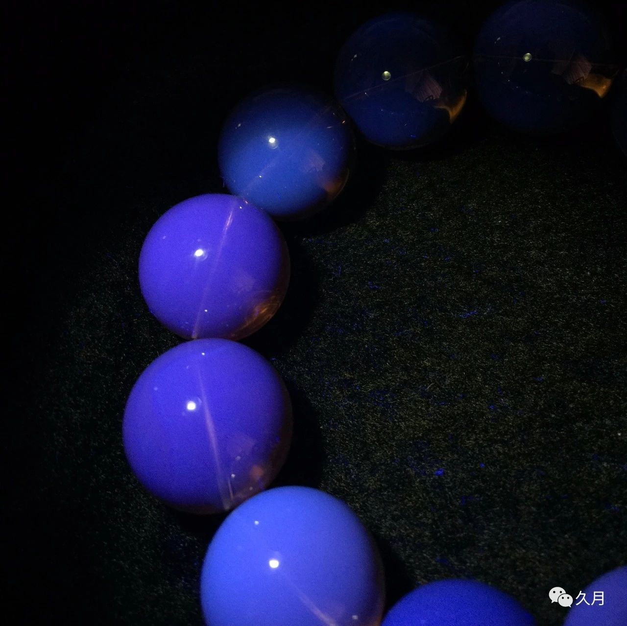 假血珀用紫光灯的图片图片