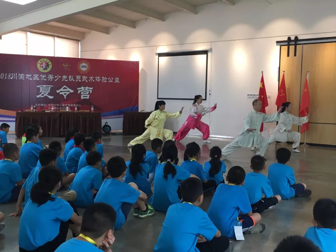 8月14日,队员们来到四川省体校,在四川省武术专业队观摩,学习,交流.