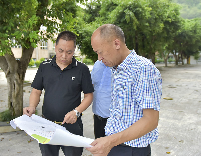 敘永縣教育局局長趙燕友率隊督查城區學校項目建設