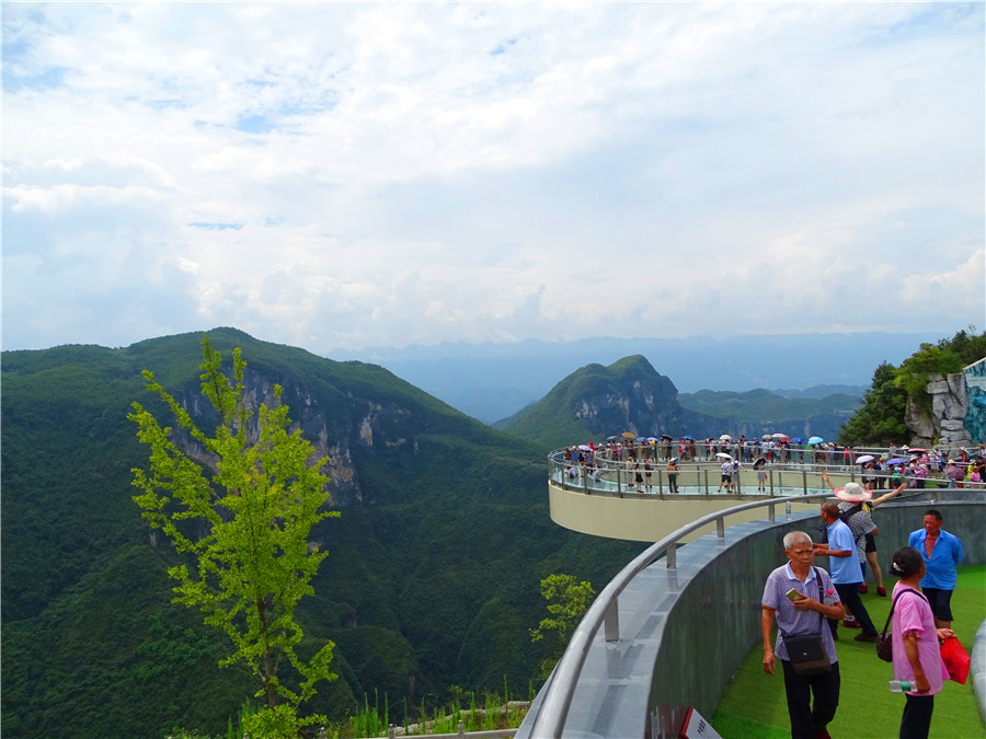 雲陽龍缸風景區建在海拔1010米高懸崖上的