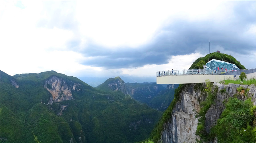 雲陽龍缸風景區建在海拔1010米高懸崖上的