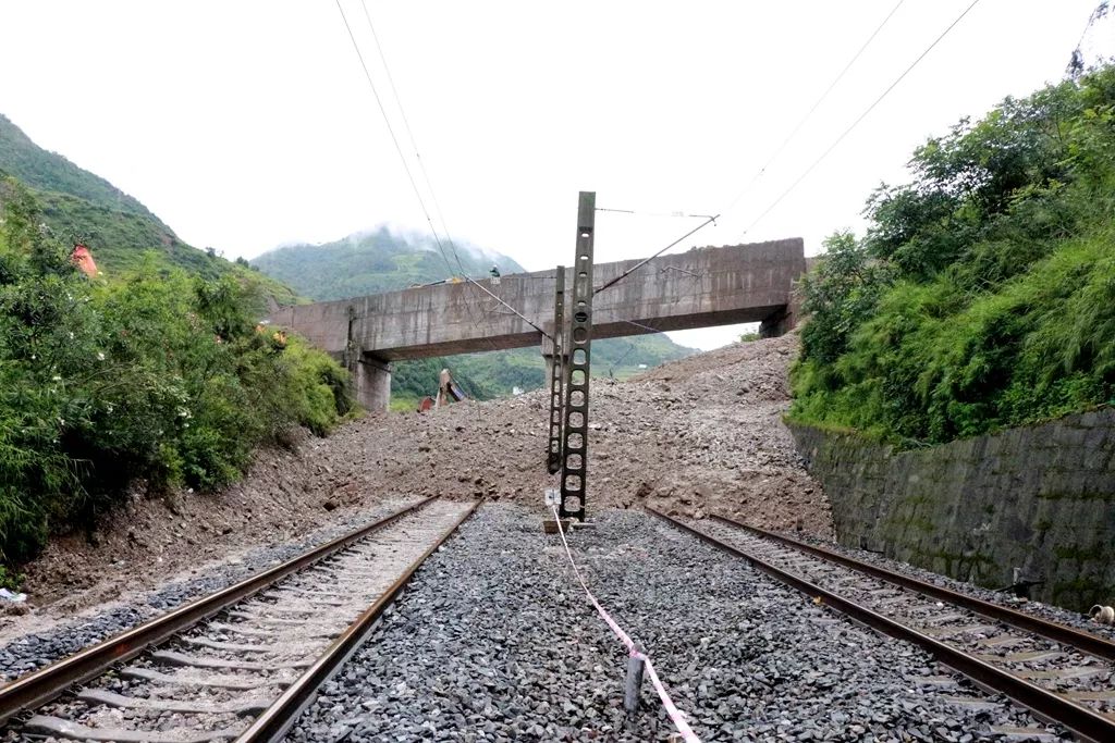 兩次搶通成昆鐵路央企鐵軍續寫鐵肩擔當