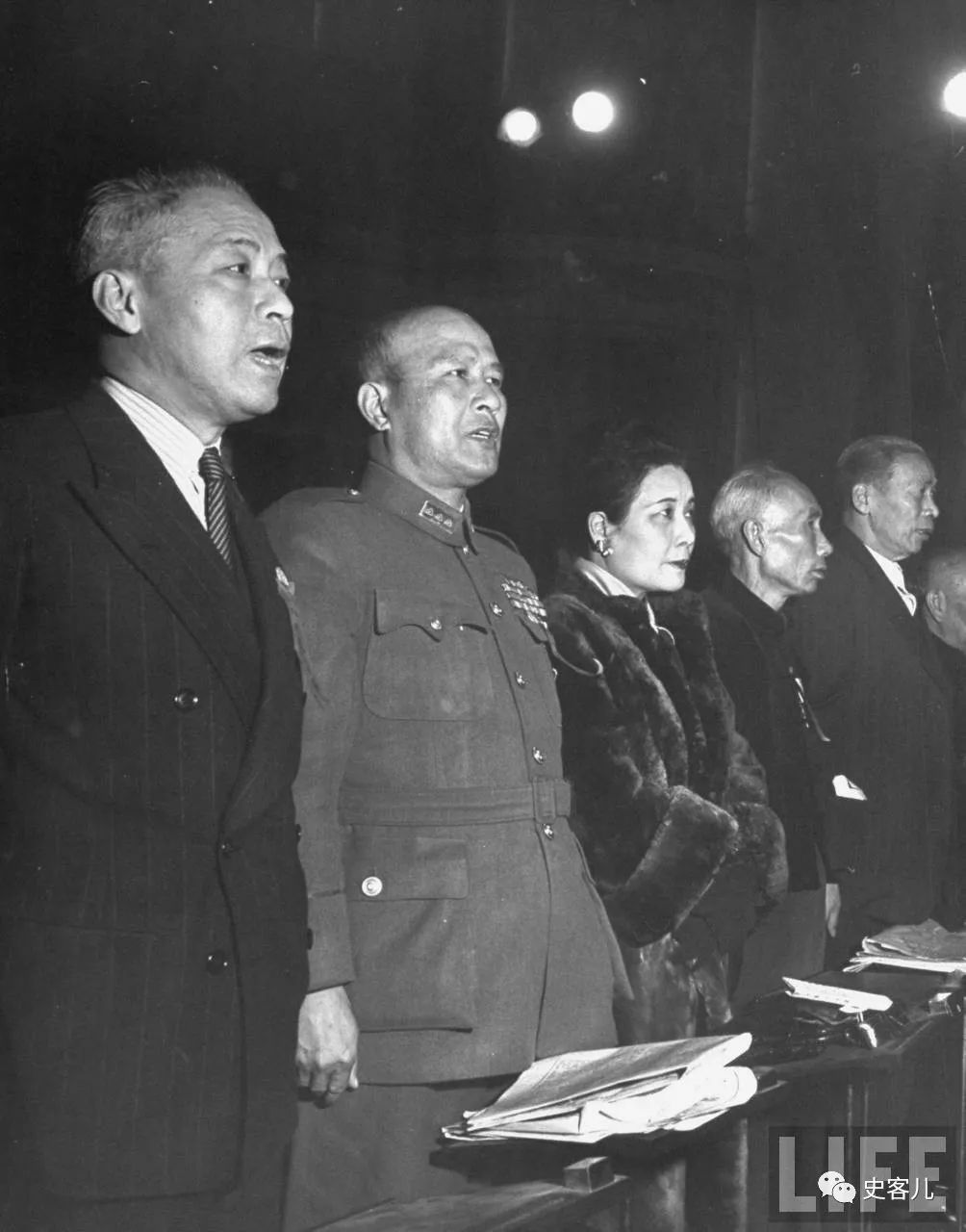 1946年12月,南京.国民大会制宪会议现场,就中华民国宪法表决.