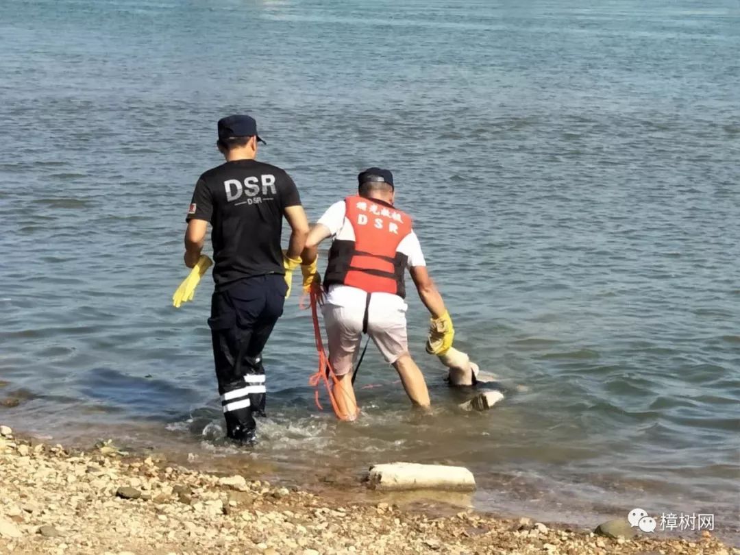 今早贛江河道飄來一無名女屍樟樹曙光救援隊義務協助警方打撈