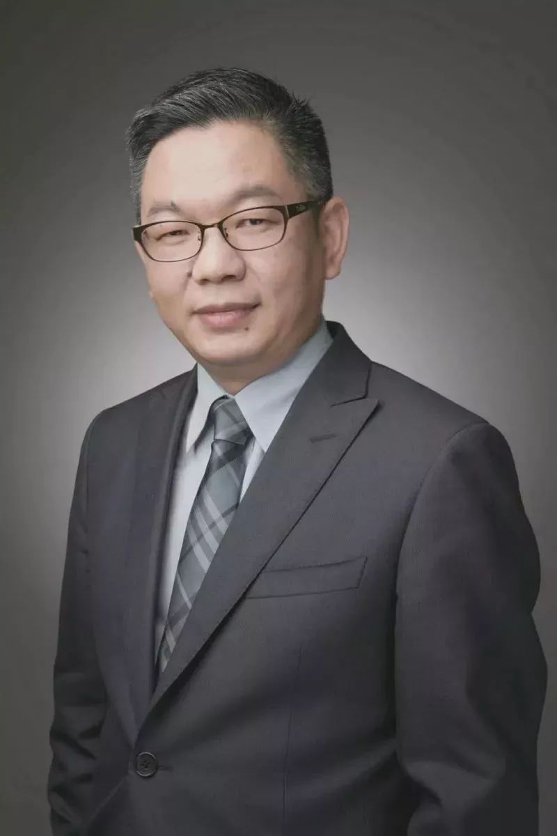 胸外科教研室主任,同济大学医学院外科学系副主任,主任医师,教授