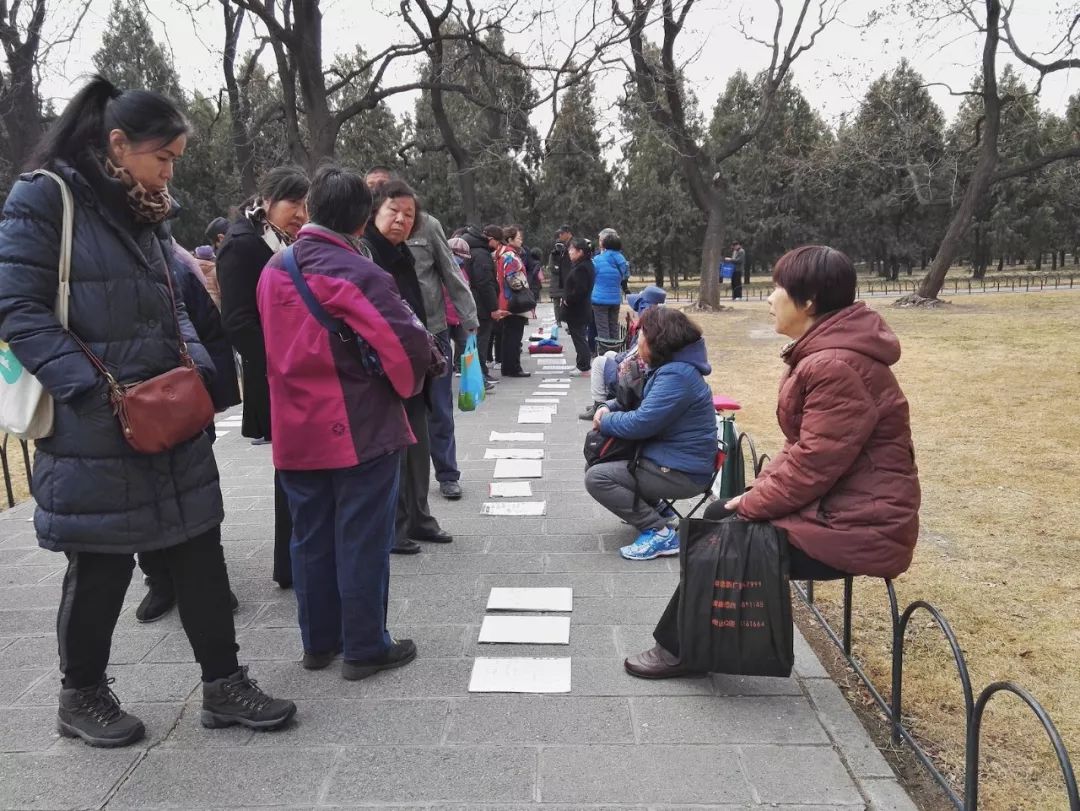 天壇公園相親角是為數不多專設中老年相親角的地方,每週末年輕人相親