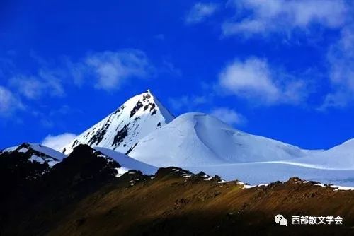 高高的山峰像图片