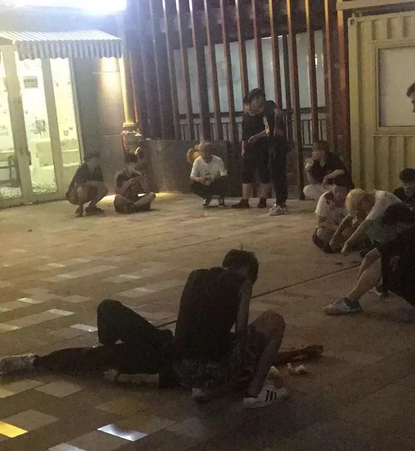 居民向我们爆料:昨天晚上22点半左右,在罗店上坤上街,一群年轻人不