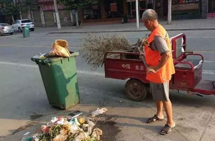 向烈日下辛勤工作的環衛工人道一聲您們辛苦了