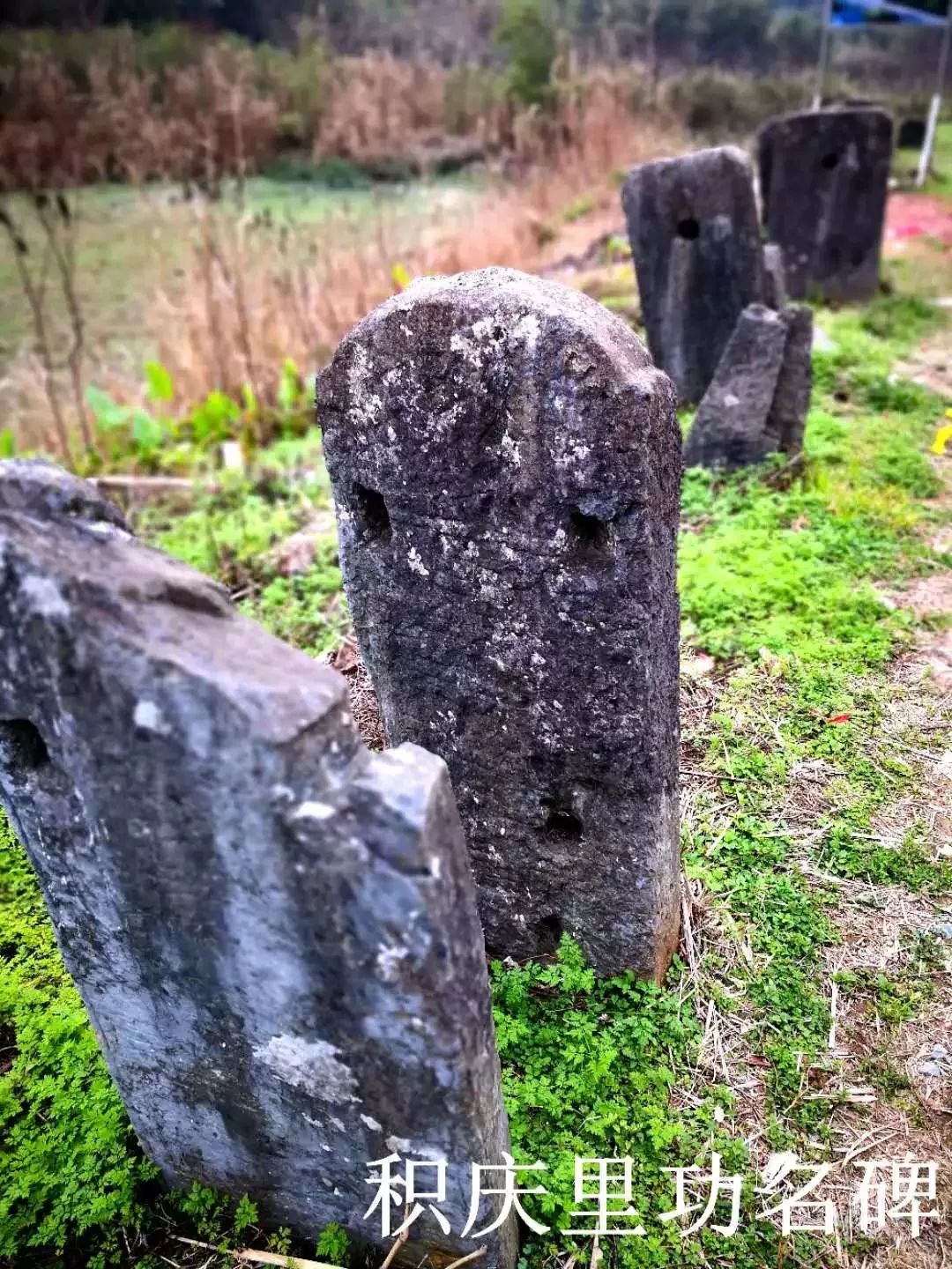 从村落遗址看,古字峝下峝村落文化丰富,现在保留有4只鼓形柱础,祠堂门