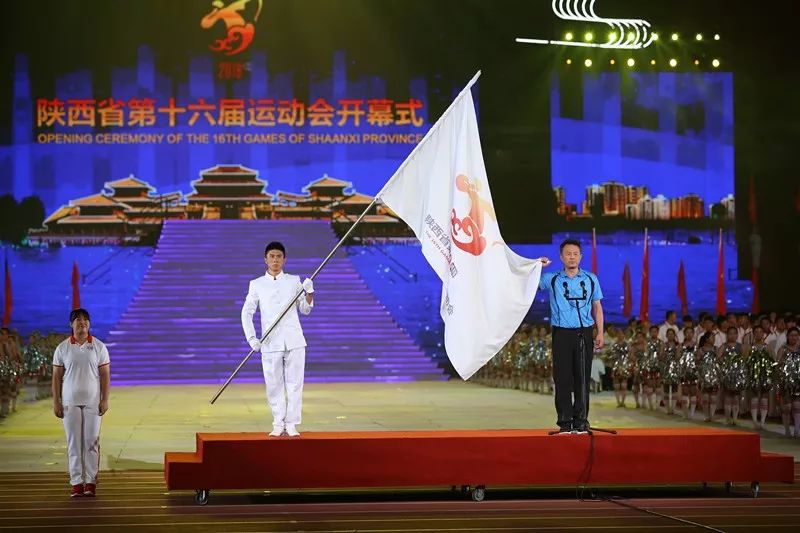 別緻各代表團從各自城市宣傳視頻中走來相繼入場中華人民共和國國旗