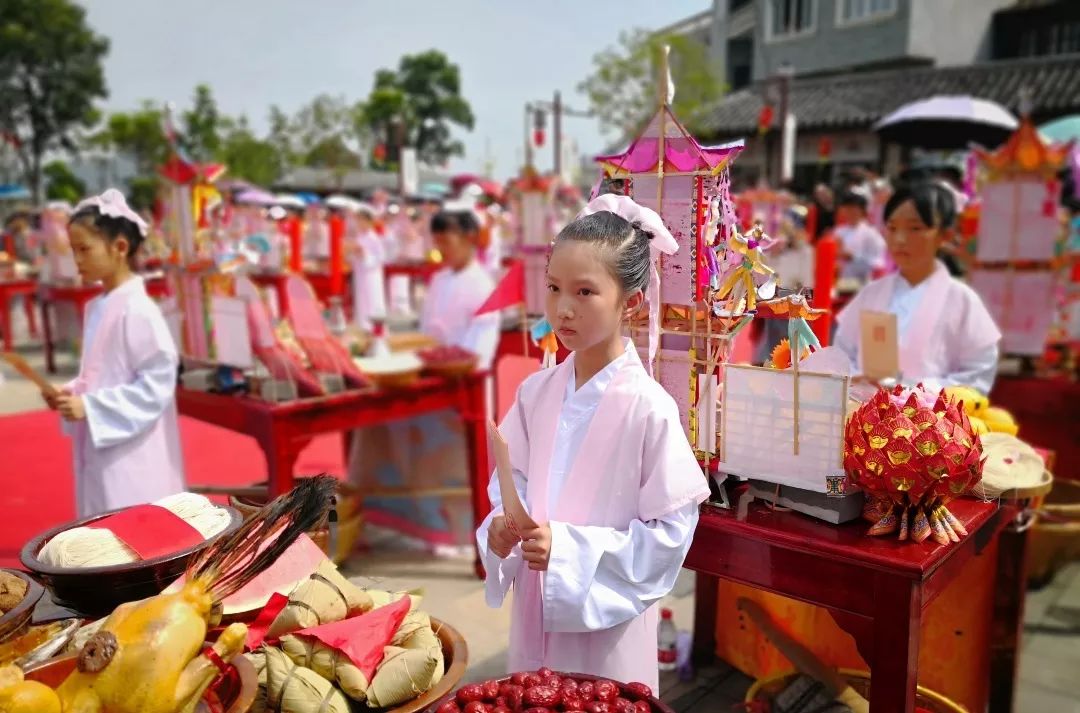 兒童齊誦焚燒祭品大奏鼓表演與往年相比,今年的七夕祈福活動的儀式